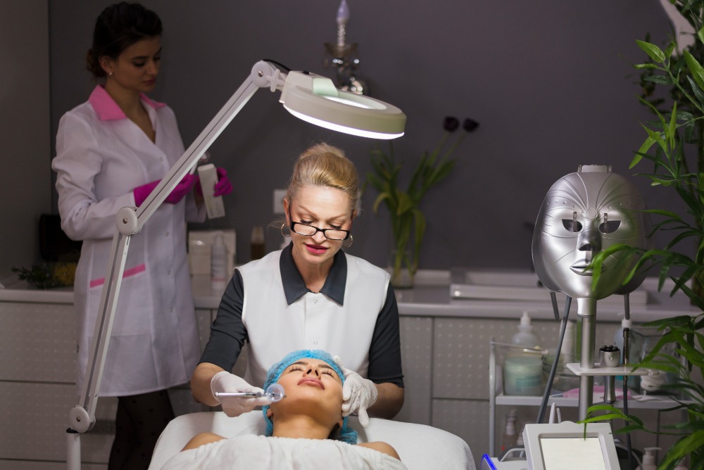 What’s the Difference Between Aesthetician and Aesthetics Courses?
